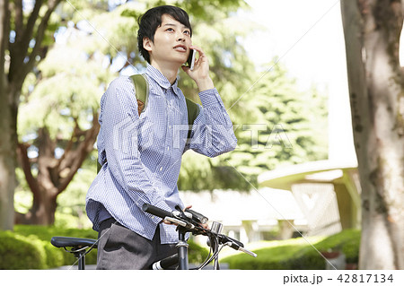 公園 スマホ 男性 公園 スマホ 男性 42817134