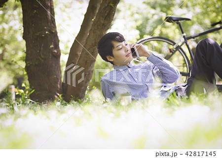 公園 スマホ 男性 公園 スマホ 男性 42817145