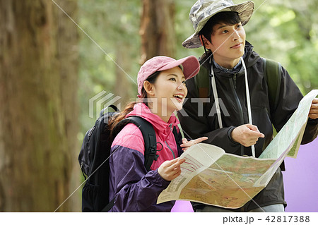 男女　アウトドア　レジャー 42817388