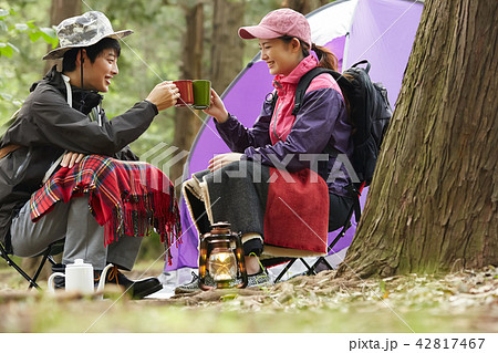 男女　アウトドア　レジャー 42817467