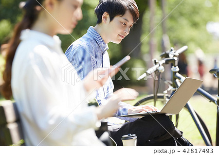公園　パソコン　男性 42817493