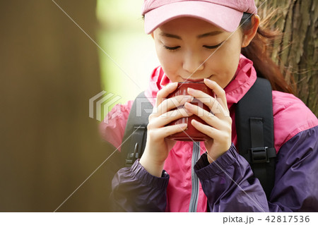 女性　アウトドア　レジャー 42817536