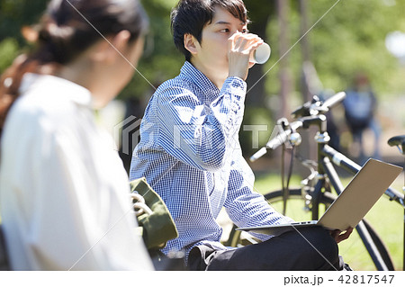 公園　パソコン　男性 42817547