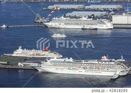 盛夏の横浜港内 42818295