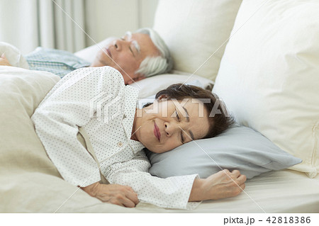 シニア夫婦 睡眠 シニア夫婦 睡眠 42818386