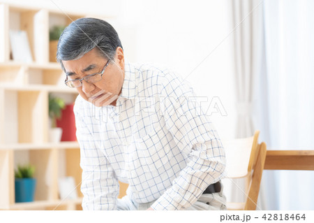 膝が痛い 膝痛 体調不良 健康関連 男性 おじいちゃん 祖父 シニア シニア世代 膝が痛い 膝痛 体調不良 健康関連 男性 おじいちゃん 祖父 シニア シニア世代 42818464