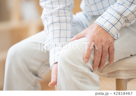 膝が痛い 膝痛 体調不良 健康関連 男性 おじいちゃん 祖父 シニア シニア世代 膝が痛い 膝痛 体調不良 健康関連 男性 おじいちゃん 祖父 シニア シニア世代 42818467