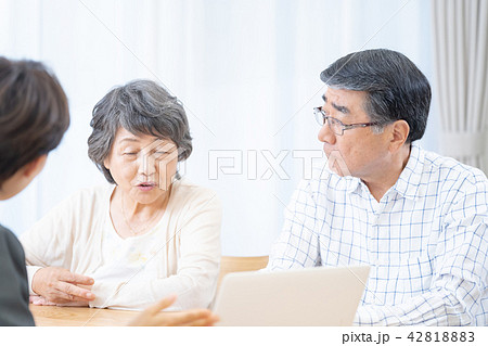 会話をするシニア夫婦　リフォーム相談　老人ホーム入所説明 42818883