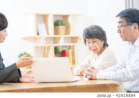 会話をするシニア夫婦　リフォーム相談　老人ホーム入所説明 42818884