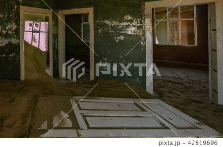 Sand has invaded and taken over these rooms in Kol 42819696