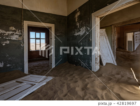 Sand has invaded and taken over these rooms in Kol 42819697