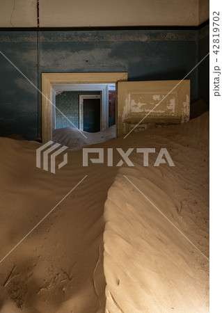 Sand has invaded and taken over these rooms in Kol 42819702
