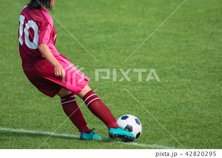 女子サッカー試合風景 42820295