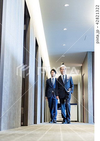 ビジネスマン、オフィス、廊下 ビジネスマン、オフィス、廊下 42821322