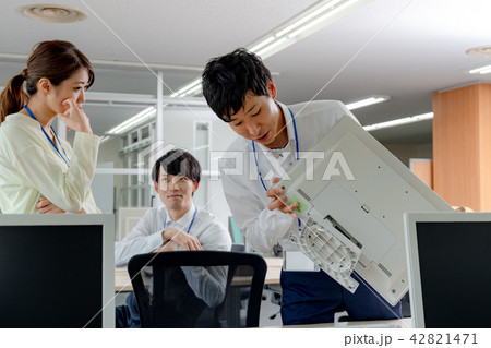ビジネスイメージ　パソコン設置 42821471