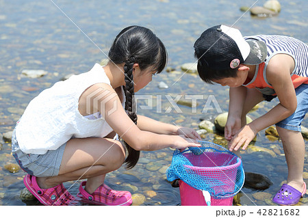 子供たちの川遊びの写真素材 4216