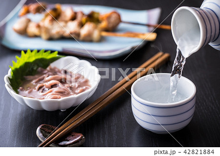 日本酒を注ぐ 42821884