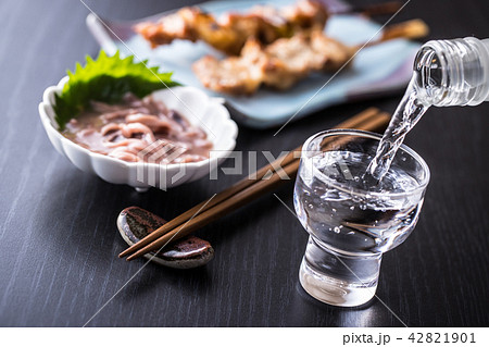 冷酒を注ぐ 42821901