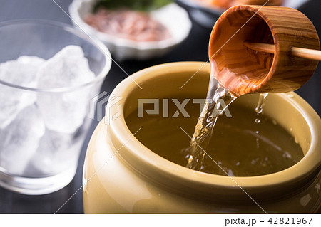 焼酎を注ぐ 42821967