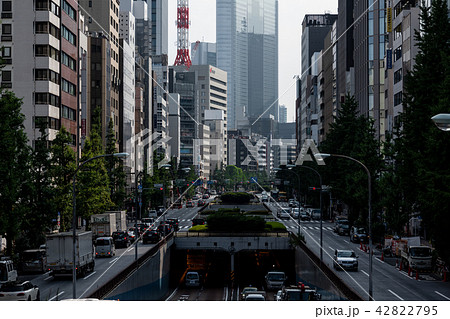 東京の喧騒 ビル街と幹線道路 銀座東2丁目交差点 2018.08　中望遠  42822795