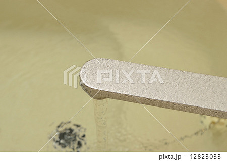 風呂の水溜めと蛇口の水滴 42823033
