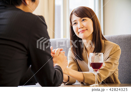 カップル Bar デート 男女 ビジネスマン カップル Bar デート 男女 ビジネスマン 42824325