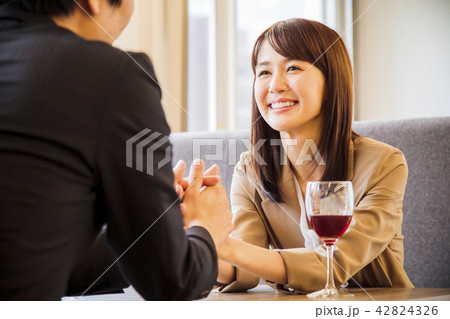 カップル　Bar　デート　男女　ビジネスマン 42824326