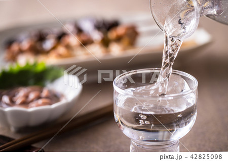 冷酒を注ぐ 42825098