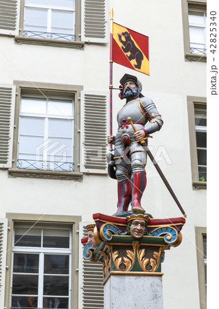 Vennerbrunnen fountain statue, Bern 42825340