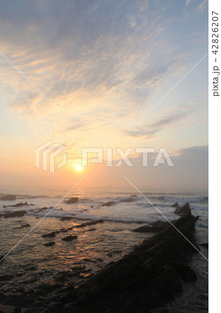 磯崎海岸の朝日 茨城県ひたちなか市 磯崎海岸の朝日 茨城県ひたちなか市 42826207