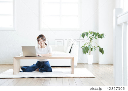 女性　パソコン　若い女性　かわいい　ライフスタイル　リビング 42827306