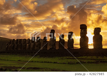 モアイ　イースター島　アフ・トンガリキ　朝日　夜明け ahu tongariki 42827985