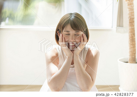 美容　ビューティー　女性 42828377