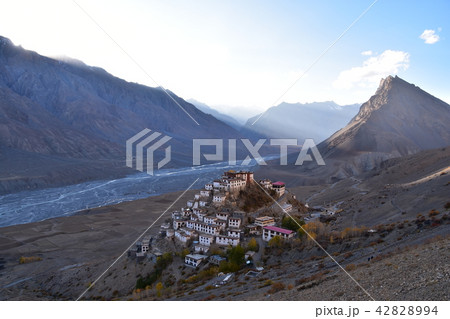 インドのヒマラヤ山岳地帯 スピティ谷のキーゴンパ 密集する寺院と僧院 美しい夕日 インドのヒマラヤ山岳地帯 スピティ谷のキーゴンパ 密集する寺院と僧院 美しい夕日 42828994