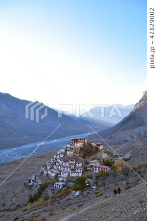 インドのヒマラヤ山岳地帯　スピティ谷のキーゴンパ　密集する寺院と僧院　美しい夕日 42829002