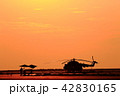 夕日とヘリコプター 42830165