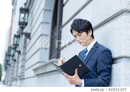 ビジネスマン、屋外、手帳 42831107
