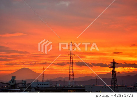 夕焼け時の茜色の空と富士山のシルエット 夕焼け時の茜色の空と富士山のシルエット 42831773