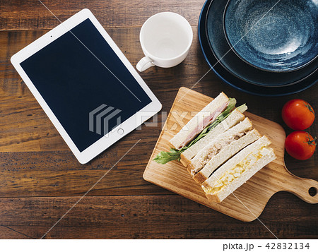 サンドイッチとタブレット 42832134