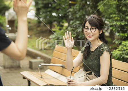 待ち合わせする女性 待ち合わせする女性 42832516