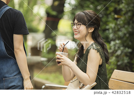 待ち合わせする女性 待ち合わせする女性 42832518