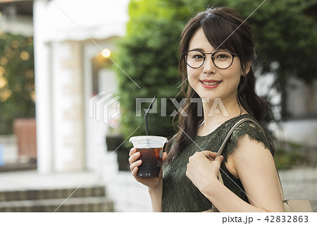 アイスコーヒーを飲みながら歩く女性 アイスコーヒーを飲みながら歩く女性 42832863