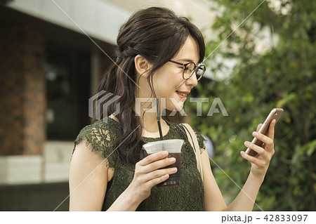 スマートフォンを見る女性 スマートフォンを見る女性 42833097