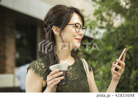 スマートフォンを見る女性 42833098