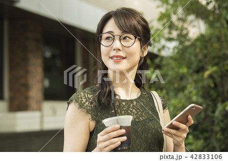 スマートフォンを見る女性 スマートフォンを見る女性 42833106