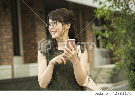 スマートフォンを見る女性 スマートフォンを見る女性 42833170