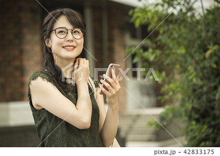 スマートフォンを見る女性 スマートフォンを見る女性 42833175
