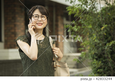 電話する女性 電話する女性 42833244