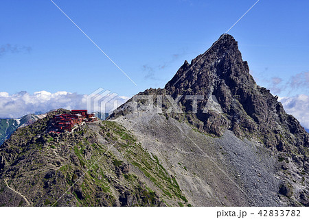 大喰岳から見た槍ヶ岳と山小屋 42833782