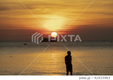 silhouette photography of man at sea beach silhouette photography of man at sea beach 42833963